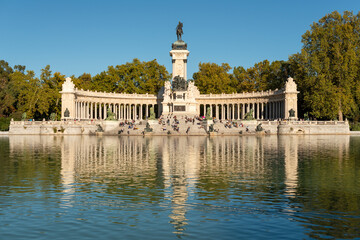 Fototapeta na wymiar Monument to Alfonso XII by the pond