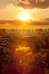 夕陽に照らされる街