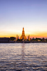 Fototapeta premium Wat Arun (Temple of dawn) and the Chao Phraya River, Bangkok, Thailand