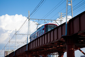 Fototapeta premium 鉄橋を渡る路面電車