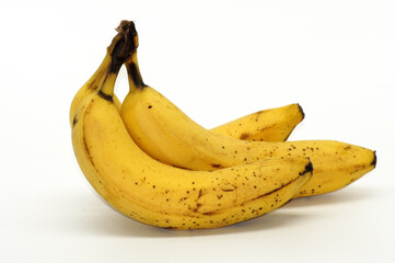 Alte Bananen mit Flecken freigestellt auf weißem Hintergrund