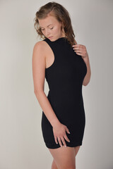 frau in engen schwarzen mini minikleid rock