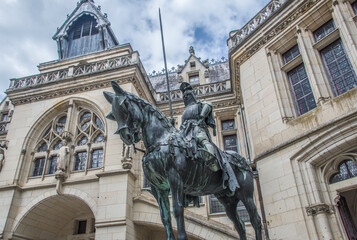 Obraz premium Statue de Chevalier dans le château de Pierrefonds
