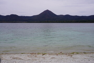 曇天の宇曽利湖越しに見える山
