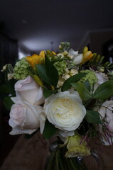 A bouquet of spring multicolored flowers in a basket. premiu
