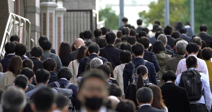 Commuters with face masks walking to work in Tokyo, JAPAN (コロナ禍の東京の通勤風景) / 4K