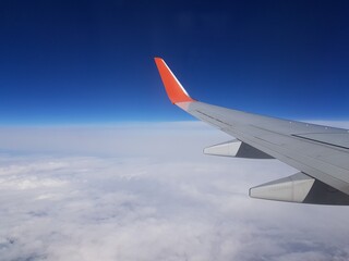 Obraz premium Wing aircraft in the blue sky