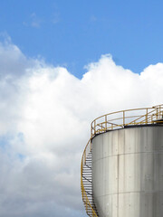 貯蔵タンクの螺旋階段