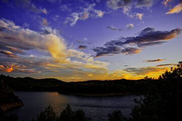 Embalse de sichar con nubes en la provincia de Castellón de la plana en la comunidad valenciana, España 