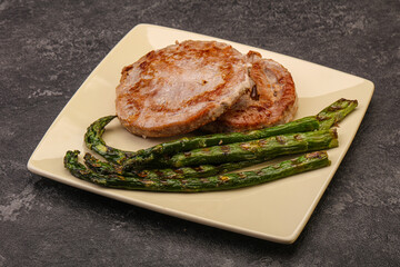 Grilled tuna steak with asparagus