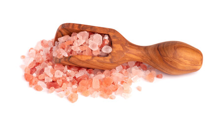 Fototapeta na wymiar Himalayan pink salt in wooden scoop, isolated on white background. Himalayan pink salt in crystals.