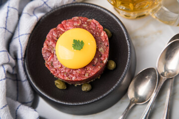 Gourmet Rindertatar Beef Tatar roh aus Filet fettarm, Kapern, Eigelb, Zwiebeln auf Toast Brot und...