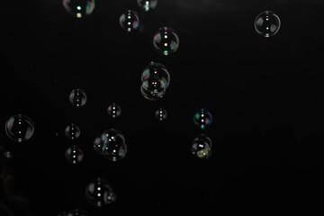 burbujas pompas de jabón de colores con fondo negro cordoba argentina