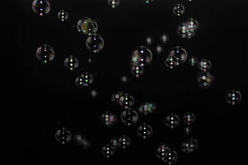 burbujas pompas de jabón de colores con fondo negro cordoba argentina