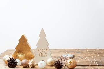 クリスマス,クリスマスツリー,ジュエリーライト,木目,ライト,灯り,あたたかい,白,ゴールド,金,雑貨,飾り,小物,装飾,イベント,冬,12月,お祭り,年末,お祝い,家族,恋人,友人,飾り付け,ローアングル