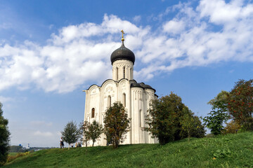 Fototapeta na wymiar Church of the Intercession on the Nerl in the village of Bogolyubovo in Russia