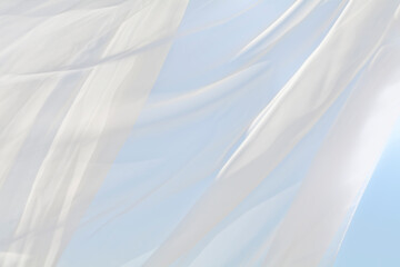青空と白いカーテン