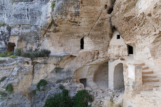 The Ofra complex - Matera
is an agglomeration of caves which develops along a rock wall overlooking the Gravina, on four levels communicating through tunnels and ladders obtained from the excavation.