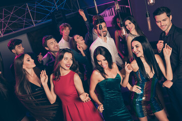 Photo portrait of young people dancing together indoors