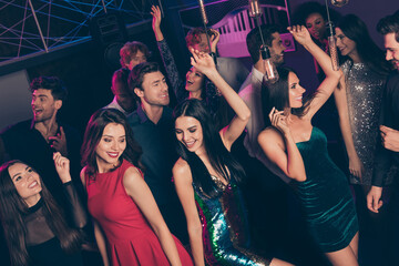 Photo portrait of young people having fun on dance floor