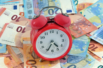 R&eacute;veil sur des billets de banque en euro en gros plan