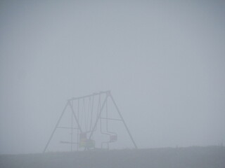 dicker Nebel mit Kinderschaukel