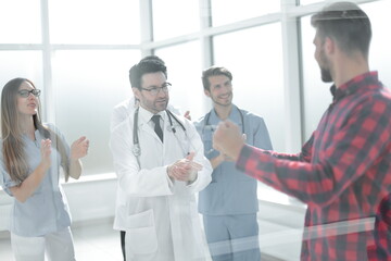 Obraz premium medical doctor shaking hands with patient in clinic.
