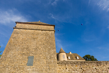 Fototapeta na wymiar balloons flying over Dordogne