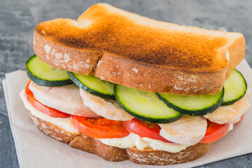sandwich chicken with tomato and cucumber