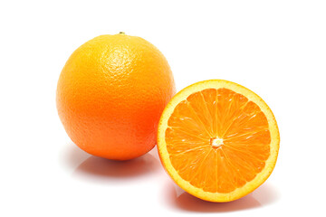 Naranja madura sobre fondo blanco
