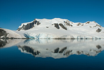 Fototapeta na wymiar Snowy mountains in Paraiso Bay, Antartica.