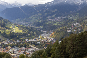 Fototapeta na wymiar Einbruch des Winters in Landeck in Tirol, Herbstwetter in Tirol