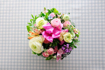 テーブル上のフラワーアレンジメント