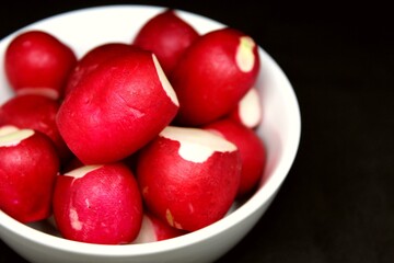 Radis rouge piquant et délicieux