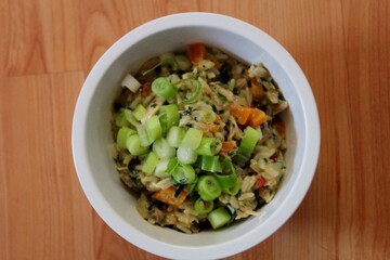 Bol de riz crémeux aux poulet et légumes
