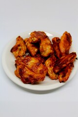 De bonnes ailes de poulet buffalo piquantes et croustillantes