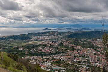 Fototapeta na wymiar Blick über die Stadt Neapel und die Inseln Procida und Ischia in Kampanien, Italien 