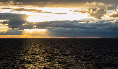 Obraz premium Sunset on the high seas