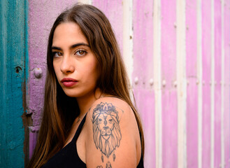 Fototapeta premium portrait of a woman near the colorful background