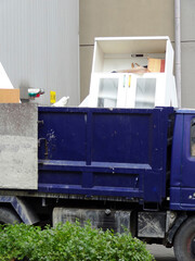 産業廃棄物を運ぶトラック