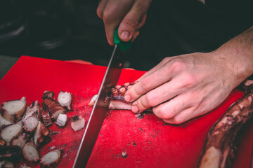 Troceando pulpo.