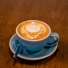 Kawa latte ze wzorkiem narysowanym na pianie - obrazy, fototapety, plakaty