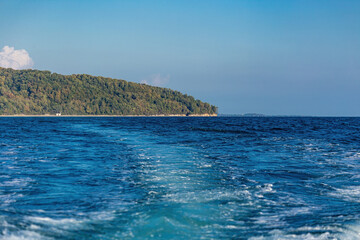 Fototapeta premium Boat trip with a view of the waves.