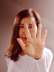 ストップのゼスチャーをする女性のイメージ