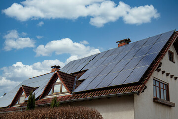 Solaranlagen auf dem Dach eines modernen Hauses