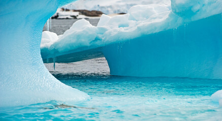 Fototapeta premium iceberg in the water