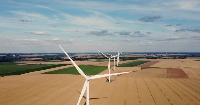 Vue a&eacute;rienne d'un parc d'&eacute;oliennes en plaine dans la campagne - Nord, Hauts-de-France, France