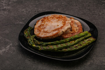 Grilled tuna steak with asparagus