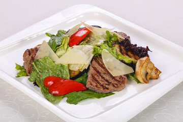 Salad with grilled beef and vegetables