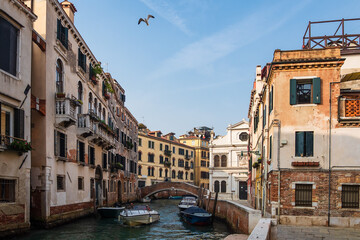 Historische Gebäude in der Altstadt von Venedig in Italien